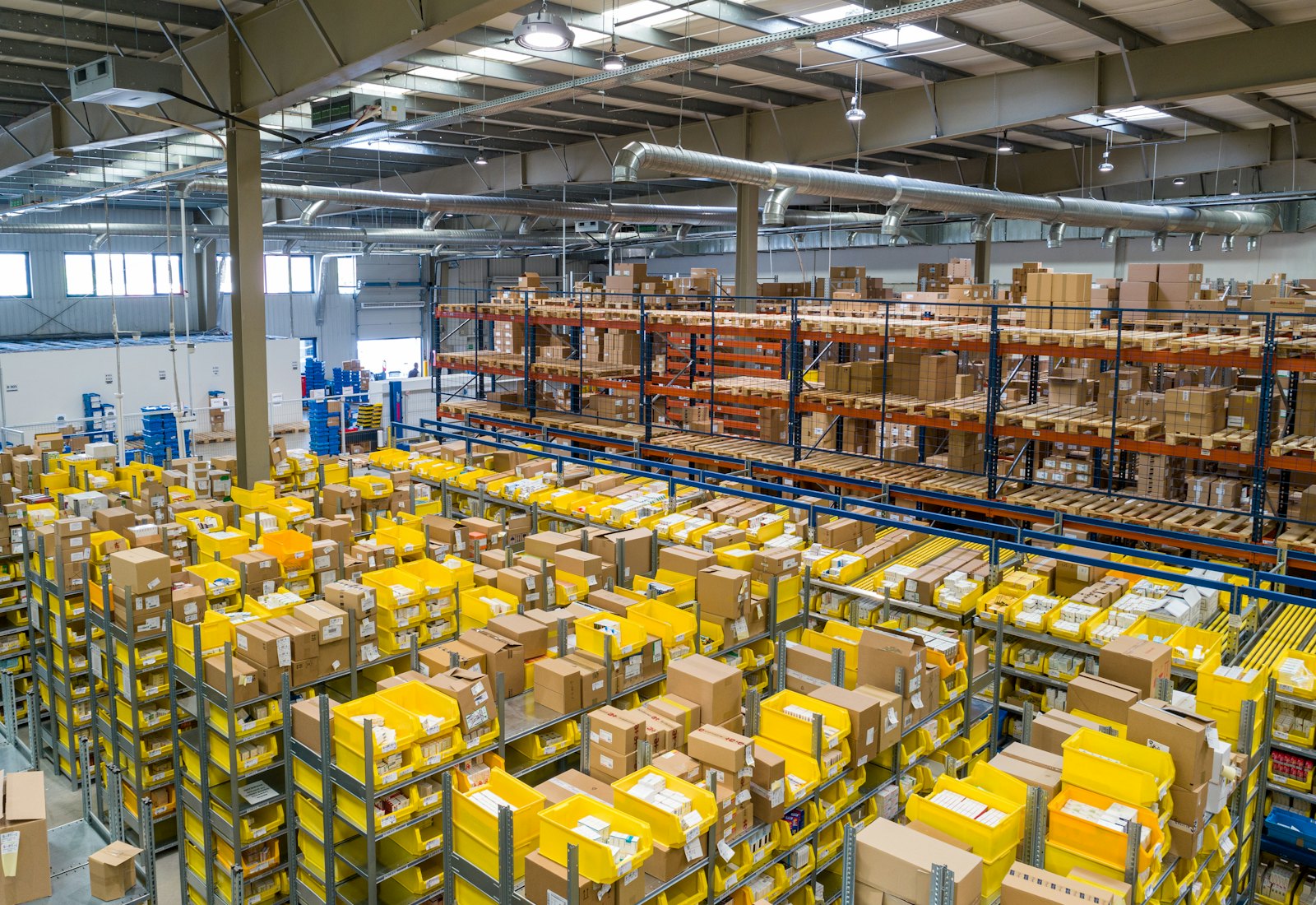 Interior de un almacén con cajas organizadas en estanterías