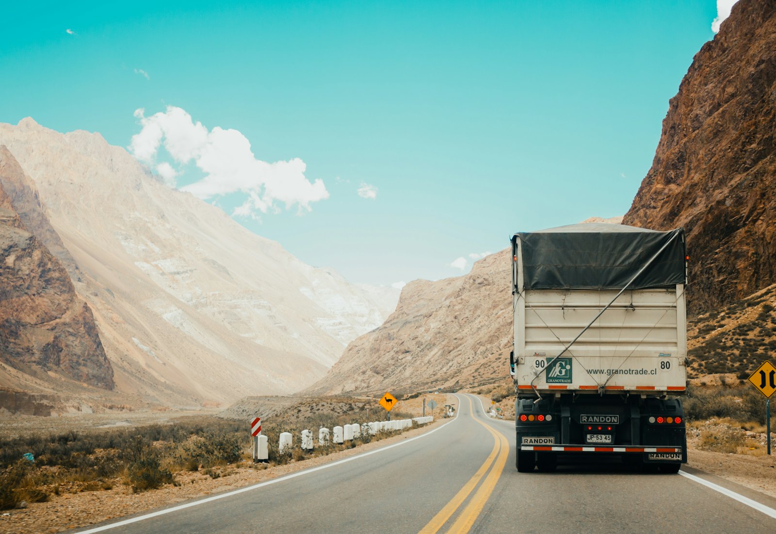 Camión de carga en una carretera de montaña